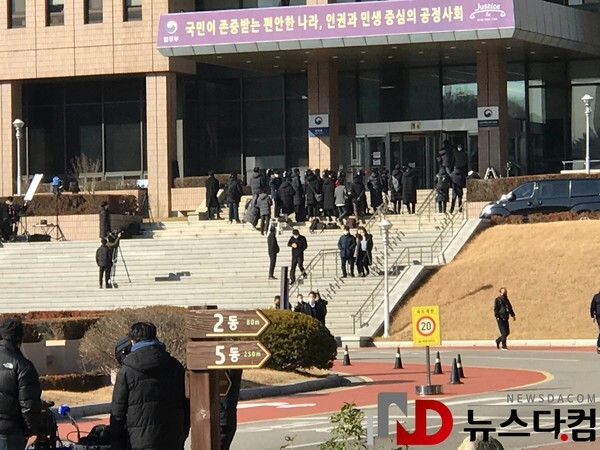 1일 정부과천청사 법무부 건물 앞에서 취재진이 감찰위원회 위원장과 위원들을 기다리고 있다.