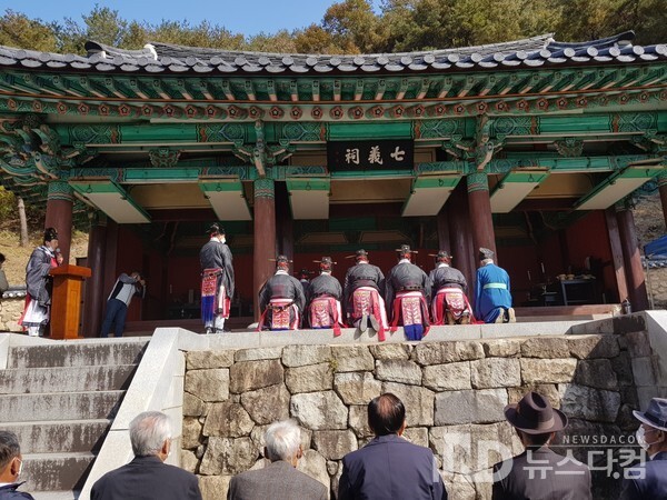 31일 전남 구례 토지면 송정리 소재 석주관 칠의사묘(사적 제106호)에서 칠의사 후손들과 관계자들이 참석한 가운데 제례를 지내고 있다.