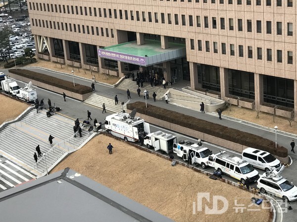 오늘 08시 20분 경 법무부 청사 앞에 언론사 취재진 및 취재차량이 장사진을 치고 있다.