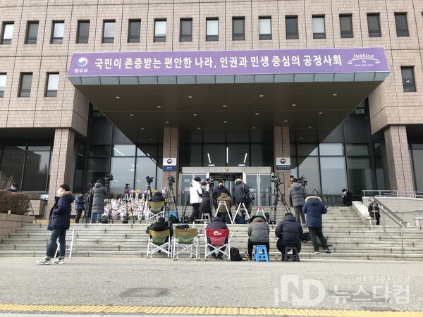 10일 아침 윤석열 검찰총장이 불출석 한채 열린 징계위원회가 심의 재개 되었다.