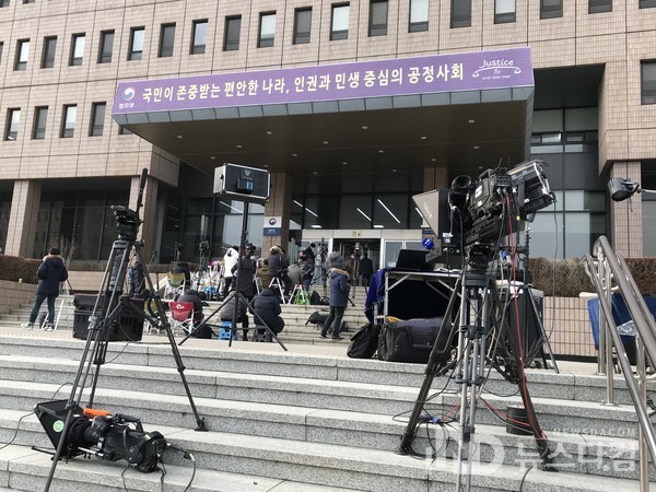 10일 윤석열 검찰총장이 불출석 한채 열린 징계위원회로 인해 법무부 앞 취재 열기가 뜨겁다.