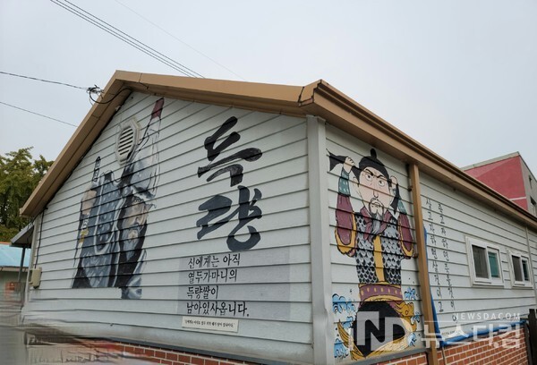 득량역 추억의 거리에는 이순신 장군의 그림과 글귀가 벽에 그려져 있다.