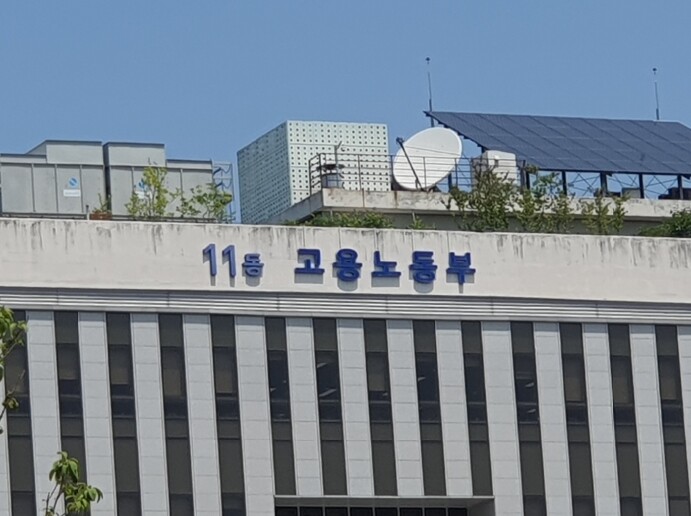 고용노동부, 취업자수 8개월 연속 두...