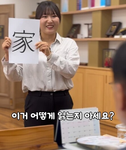 “집에 가!” 외친 공무원, 발로 찬...