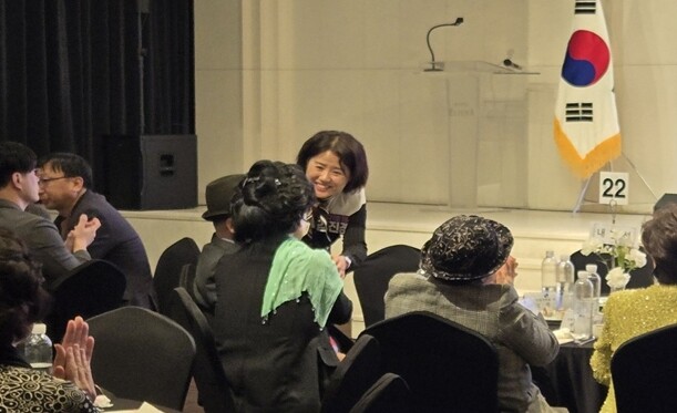 김진경 강남구의원, 경로의 달 맞아 ...