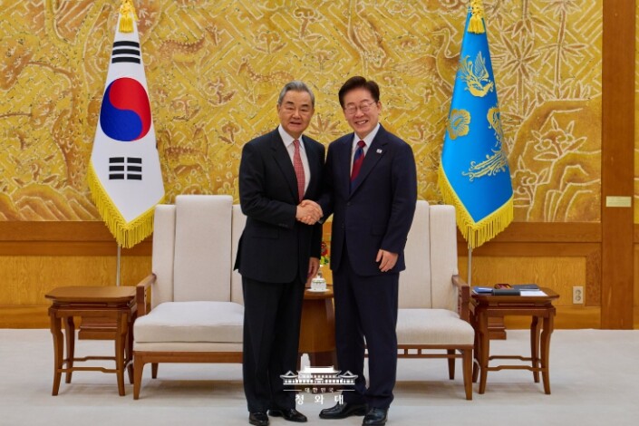 이재명 대통령, 왕이 중국 외교부장 ...