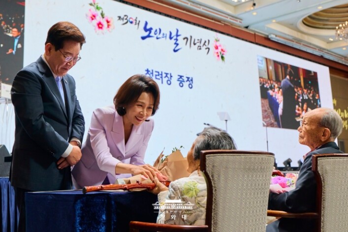 이 대통령 "노인일자리 11...